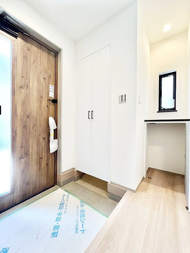 【玄関】～Entrance～　家の中でお客様を迎える最初の場所である玄関は、家の印象そのものです！豊富な玄関収納で、常に綺麗に保つことが出来ます♪玄関にはたっぷり収納の下駄箱を完備！
