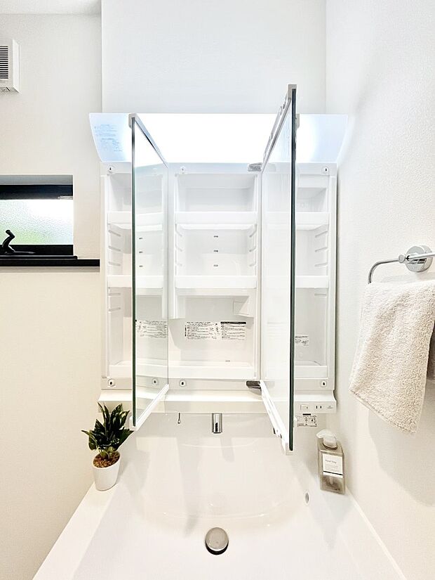 【その他設備(三面鏡裏収納)】三面鏡の裏に、化粧品や衛生用品などを収納可能。洗面台をすっきりと保ちます！