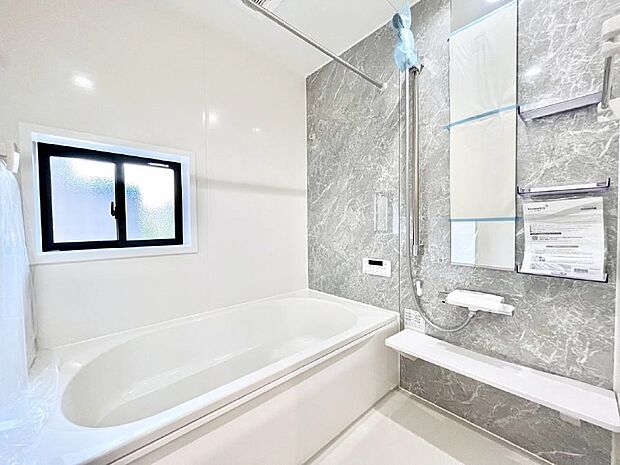 【浴室】～Bath Room～　落ち着いた雰囲気の浴室で明日に向けてリフレッシュ。浴室乾燥機能も付いているので隣の洗濯機置き場で洗い上がった洗濯物を、雨の日も天気を気にせず乾燥させることも可能です。