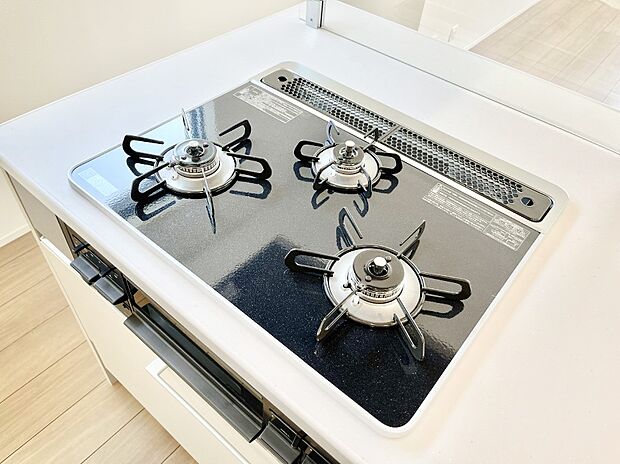 【その他設備(Ｓｉセンサーコンロ)】◆１号棟◆ガスコンロはＳｉセンサー搭載。火力調節や焦げ付き・消し忘れも防いでくれます。