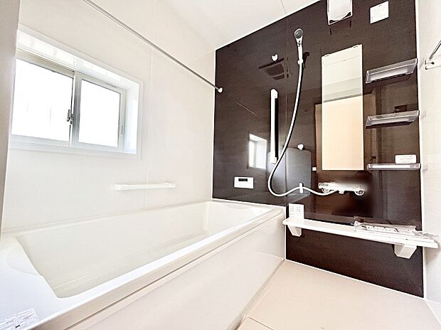 【浴室】～Bath Room～　落ち着いた雰囲気の浴室で明日に向けてリフレッシュ。浴室乾燥機能も付いているので隣の洗濯機置き場で洗い上がった洗濯物を、雨の日も天気を気にせず乾燥させることも可能です。