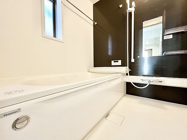 【浴室】◆２号棟◆～Bath Room～  窓付きのバスルーム。  陽射し差し込む明るい環境は、日中の入浴も気持ち良くお使い頂けそうです。  また、浴室乾燥機も完備しております。  換気環境も良好です。