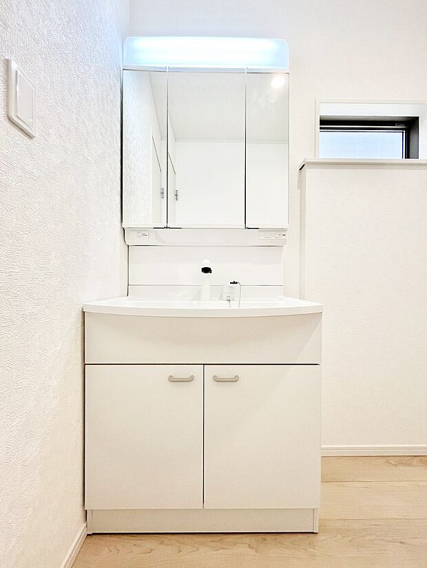 【洗面台・洗面所】◆２号棟◆～Dressing Room～　暗くなりがちな洗面所も窓があると採光と換気が可能なので気持ちよくお使い頂けます。三面鏡タイプの洗面台は鏡裏収納で散らかりがちな洗面所もスッキリ♪