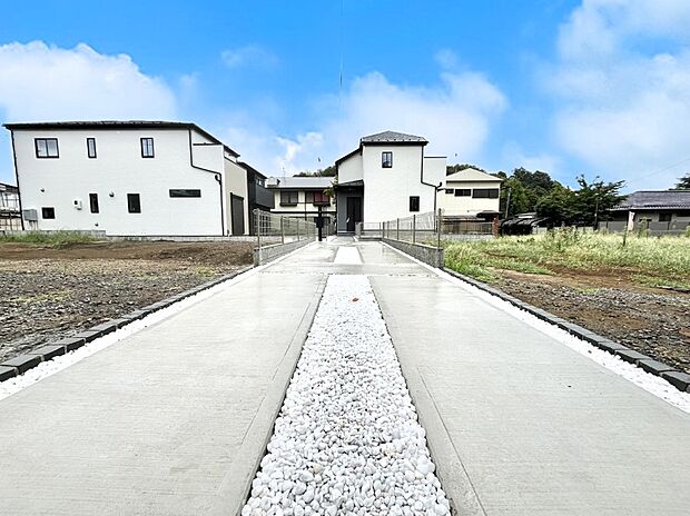 【駐車場】2台(車種による)駐車可!ご家族みんなの自転車も置ける広々カースペース。