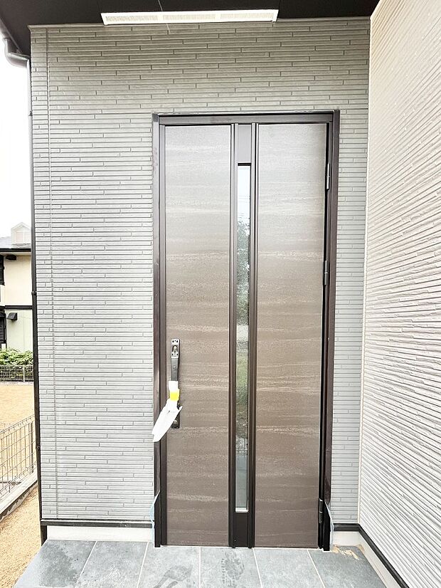 【玄関】住まいの顔を演出する、玄関ドア。