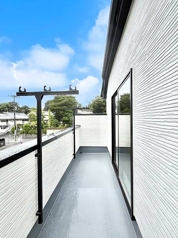 【バルコニー】南向きのバルコニー!ご家族の洗濯物はもちろん、お布団もたっぷり干せます!