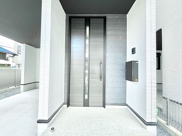 【玄関】大切な家族、来客を出迎える玄関。