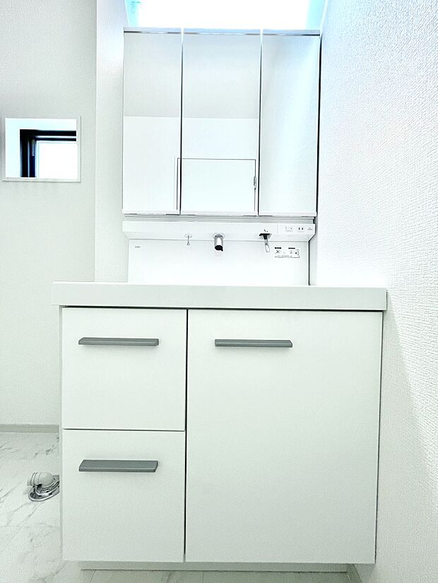 【洗面台・洗面所】◆１号棟◆～Dressing Room～  清潔感溢れる色合いで統一されていると、スッキリと整った印象をうけます。  鏡の裏にはたっぷりと収納スペースを標準装備！  