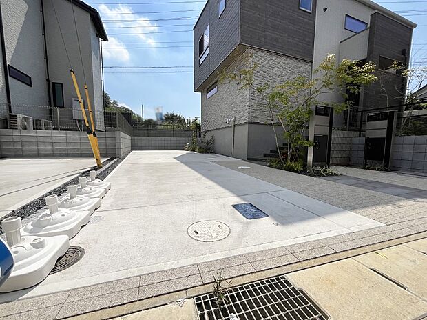 【駐車場】～Parking～　駐車場２台置けます！(車種による)自転車置き場や物置場として、お子様の遊ぶスペースとして、ゆとりある敷地だからこそ可能な多用途にご利用いただけるスペースです。