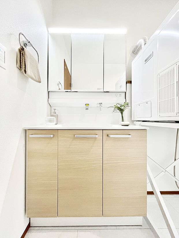 【洗面台・洗面所】～Dressing Room～　十分な大きさの洗面台は収納もさる事ながら、身だしなみチェックや歯磨きなど、朝の慌ただしい時間でもホテルライクなスペースで余裕とゆとりを感じて頂けます。