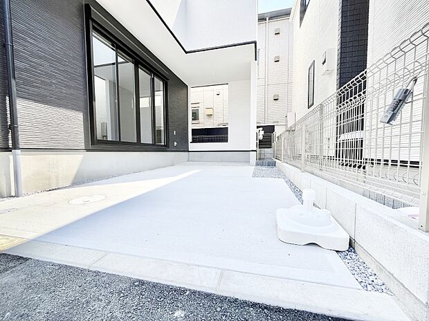 【駐車場】~Parking~ 嬉しいコンクリート仕上げのカースペース。雨の日も足元を気にせず外出できます。空いたスペースには、花や緑で彩るガーデニングもオススメです。