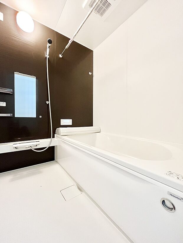 【浴室】~Bath Room~ 足を伸ばして入浴することが可能!一日の疲れを癒す貴重なバスタイムです。お子様とご一緒でも十分な広さなので、リビングとは違った家族団欒のひと時をお楽しみいただけます。