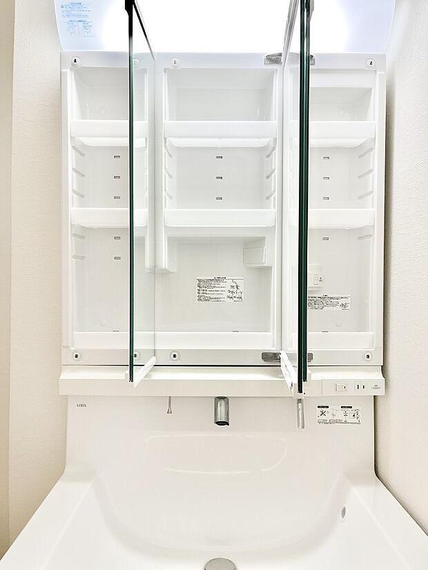 【その他設備(三面鏡裏収納)】三面鏡の裏に、化粧品や衛生用品などを収納可能。洗面台をすっきりと保ちます!