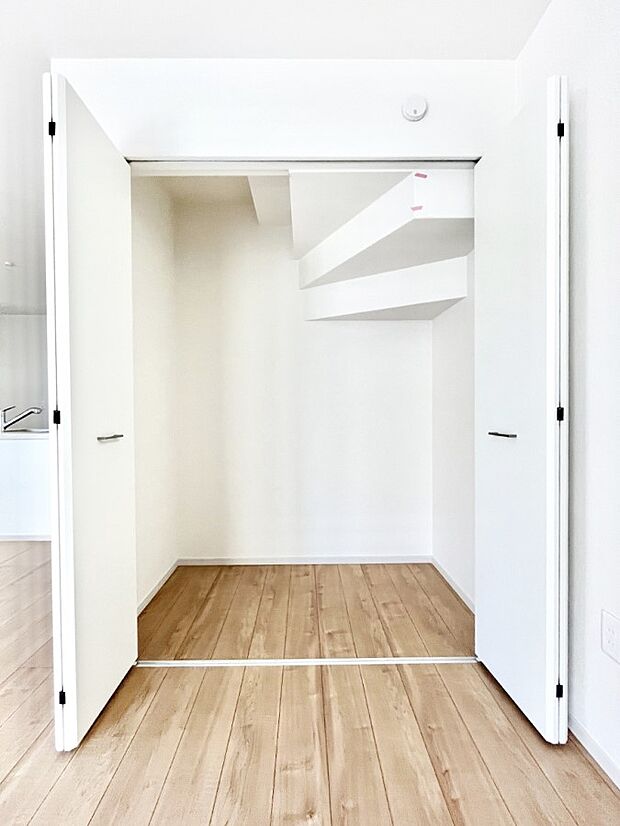 【その他設備(リビング収納)】物が集まりそうなLDKもスッキリ片付きます。