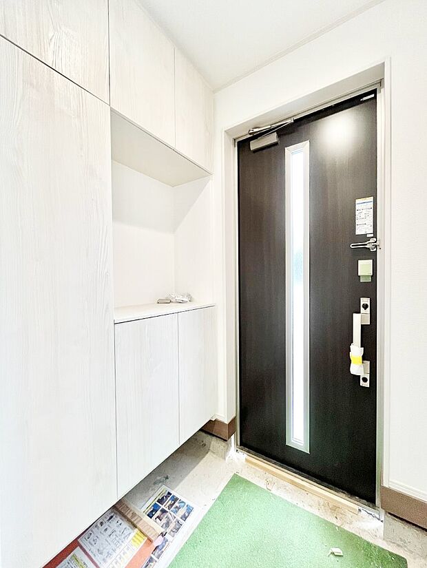 【玄関】◆A号棟◆～Entrance～　家の中でお客様を迎える最初の場所である玄関は、家の印象そのものです！豊富な玄関収納で、常に綺麗に保つことが出来ます♪玄関にはたっぷり収納の下駄箱を完備！