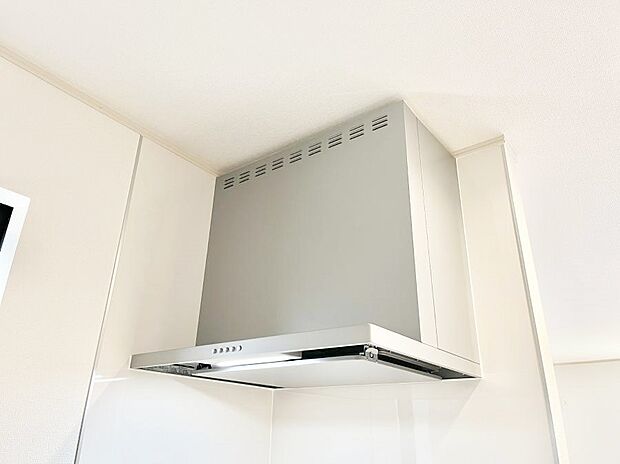 【その他設備(レンジフード)】◆A号棟◆基本的なお手入れはフィルターのみ！お手入れのしやすさも魅力です。
