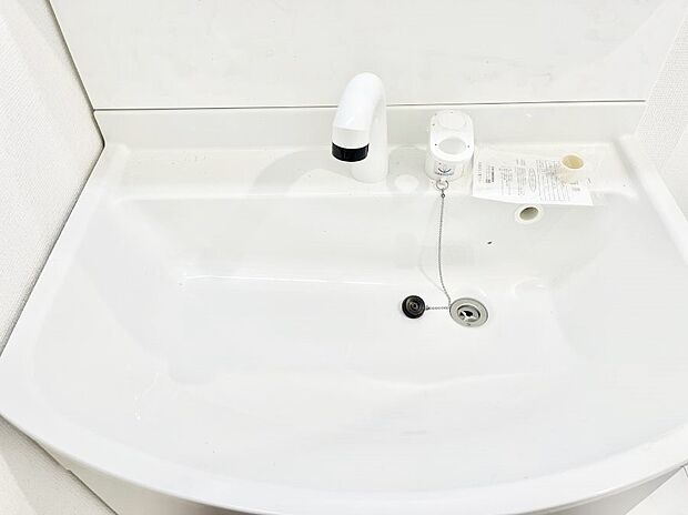 【その他設備(洗面台)】◆A号棟◆洗面化粧台には朝の身支度や毎日のお掃除に便利なシャワー付き！