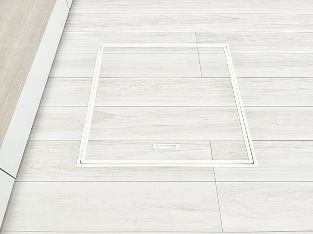 【その他設備(床下収納)】床下収納付き！日用品・非常用品の収納にも大活躍。