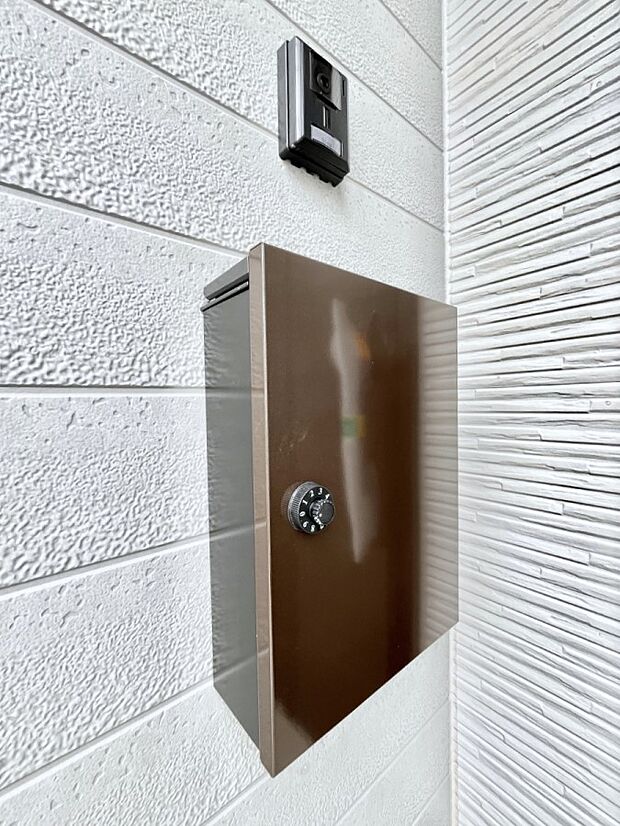 【その他現地】シンプルデザインのポスト。