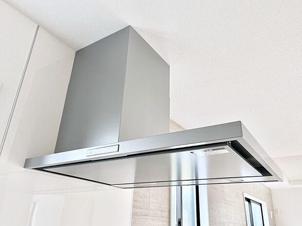 【その他設備(レンジフード)】キッチンの煙や蒸気を吸い取り、屋外へ排出するレンジフード