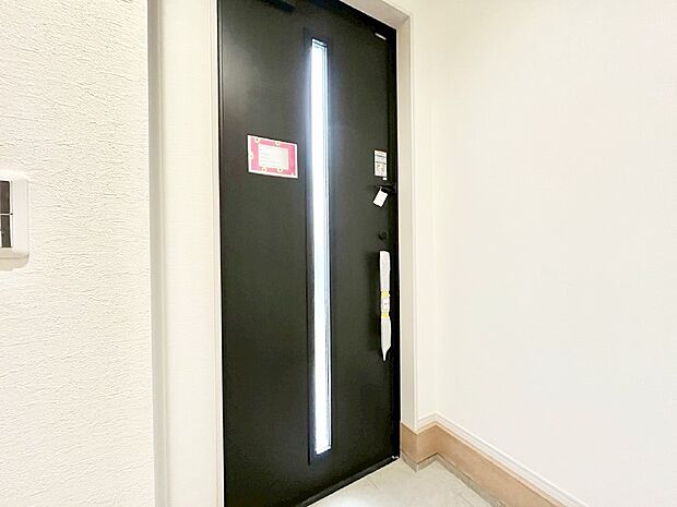 【玄関】～Entrance～　玄関は家の顔といわれますが我が家のセンスをさりげなく感じさせる魅力ある玄関造りも楽しみの一つ。帰宅する度に家族がほっとできる心地よい空間造りも大切ですね♪
