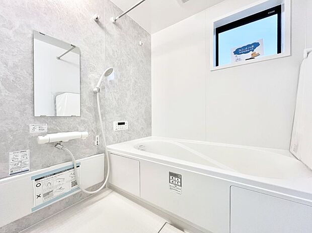 【浴室】～Bath Room～　落ち着いた雰囲気の浴室で明日に向けてリフレッシュ。浴室乾燥機能も付いているので隣の洗濯機置き場で洗い上がった洗濯物を、雨の日も天気を気にせず乾燥させることも可能です。