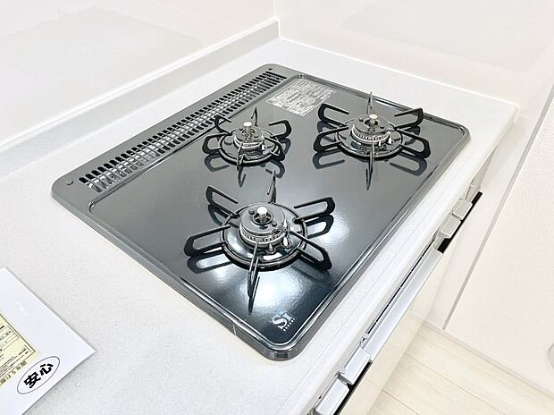 【その他設備(Ｓｉセンサーコンロ)】ガスコンロはＳｉセンサー搭載。火力調節や焦げ付き・消し忘れも防いでくれます。