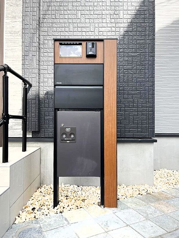 【その他現地】表札・インターホン・ポスト・宅配ＢＯＸをひとつに集約。エントランスになじむシンプルデザイン。