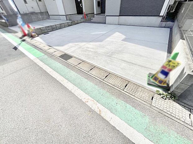 【駐車場】◆１号棟◆～Exterior～ ご夫婦で1台ずつ車を所持している場合や、車での来客が多い場合は、2台分の駐車場があると便利ですね！お子様の自転車やバイク置き場にするスペースとしてもご利用いただけます。