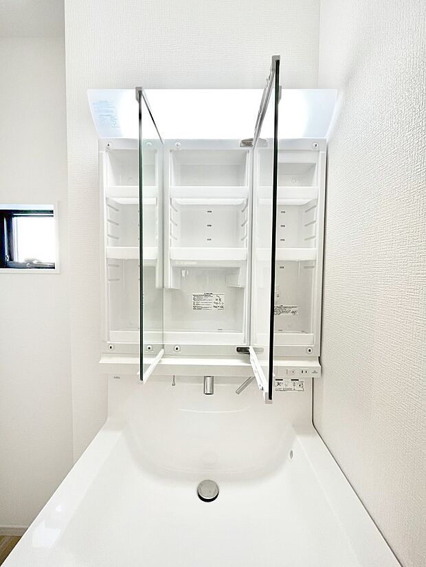 【その他設備(三面鏡裏収納)】◆１号棟◆三面鏡の裏に、化粧品や衛生用品などを収納可能。洗面台をすっきりと保ちます！