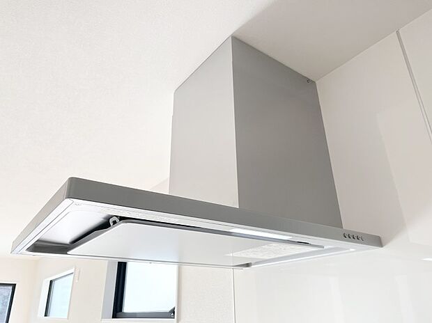 【その他設備(レンジフード)】◆３号棟◆基本的なお手入れはフィルターのみ！お手入れのしやすさも魅力です。