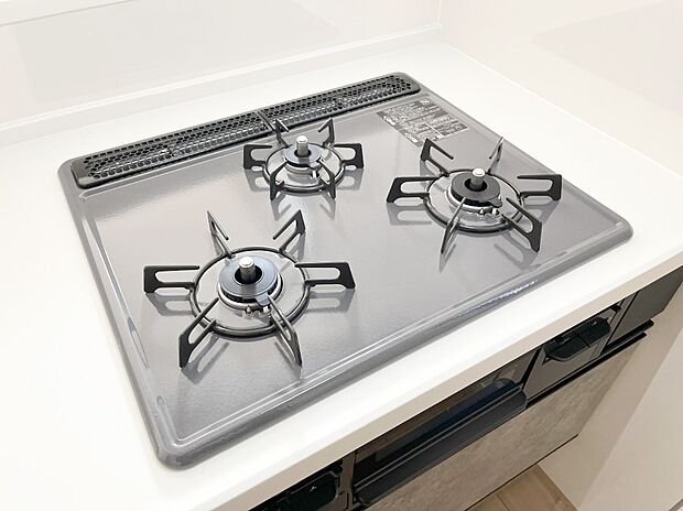 【その他設備(Ｓｉセンサーコンロ)】◆３号棟◆ガスコンロはＳｉセンサー搭載。火力調節や焦げ付き・消し忘れも防いでくれます。