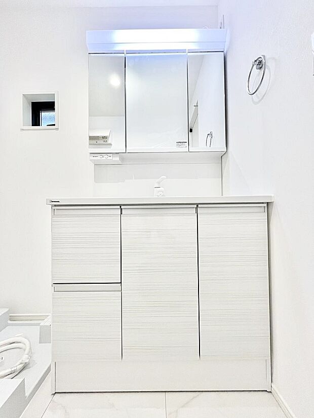 【洗面台・洗面所】◆１号棟◆～Dressing Room～　十分な大きさの洗面台は収納もさる事ながら、身だしなみチェックや歯磨きなど、朝の慌ただしい時間でもホテルライクなスペースで余裕とゆとりを感じて頂けます。