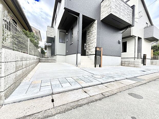 【駐車場】～Parking～　駐車場２台置けます！(車種による)自転車置き場や物置場として、お子様の遊ぶスペースとして、ゆとりある敷地だからこそ可能な多用途にご利用いただけるスペースです。