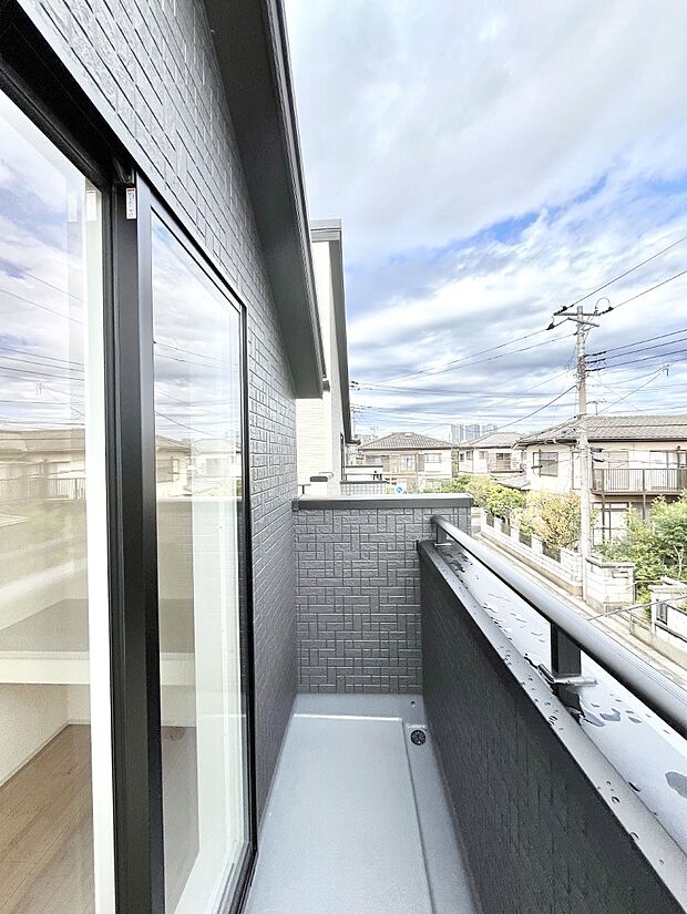 【バルコニー】～Balcony～　南向きのバルコニーの前には雲以外に太陽を遮るものがありません。お洗濯物も乾きやすく、何より明るく気持ちのいい光が入ってきます。家族全員分の洗濯物も一気に干せます。