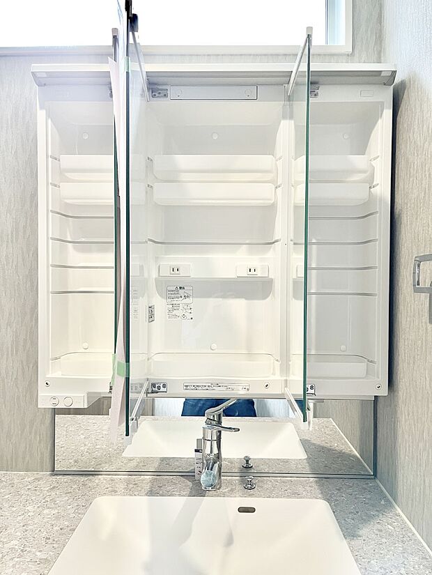 【その他設備(三面鏡裏収納)】三面鏡の裏に、化粧品や衛生用品などを収納可能。洗面台をすっきりと保ちます！