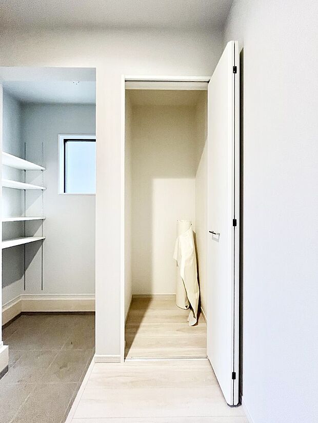 【その他設備(廊下収納)】掃除用具や生活雑貨の保管に便利な廊下収納  