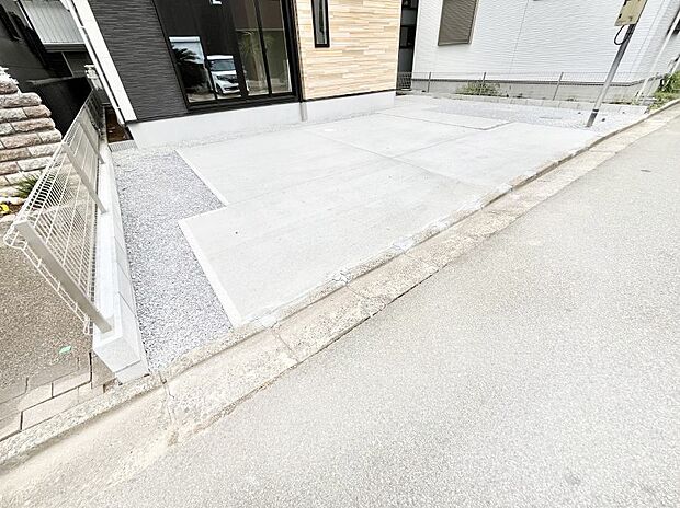 【駐車場】～Parking～　駐車場２台置けます！(車種による)自転車置き場や物置場として、お子様の遊ぶスペースとして、ゆとりある敷地だからこそ可能な多用途にご利用いただけるスペースです。