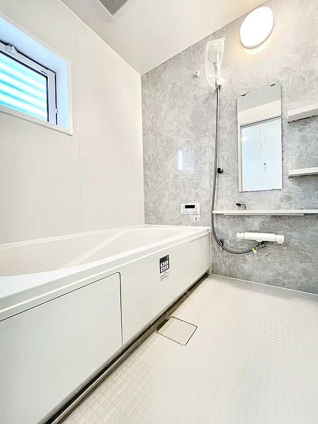 【浴室】~Bath Room~ 落ち着いた雰囲気の浴室で明日に向けてリフレッシュ。浴室乾燥機能も付いているので隣の洗濯機置き場で洗い上がった洗濯物を、雨の日も天気を気にせず乾燥させることも可能です。