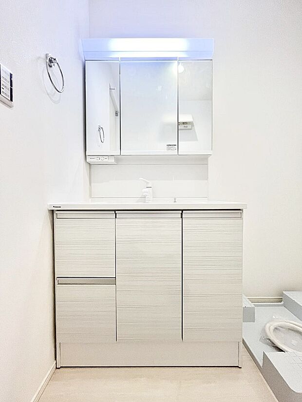 【洗面台・洗面所】～Dressing Room～清潔感溢れる色合いで統一されていると、スッキリと整った印象をうけます。鏡の裏にはたっぷりと収納スペースを標準装備！  水廻りは、シンプルかつ機能性を重視して。