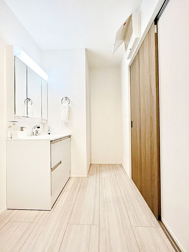 【洗面台・洗面所】スタイリングに便利な三面鏡、ミラーキャビネットで細かい物スッキリ