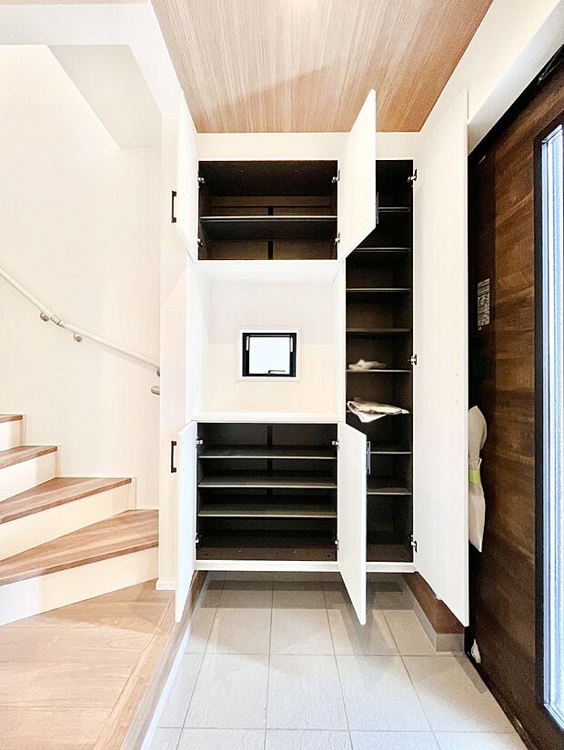 【その他設備(シューズボックス)】たっぷり収納できるシューズボックスで家族全員の靴も、玄関すっきり。