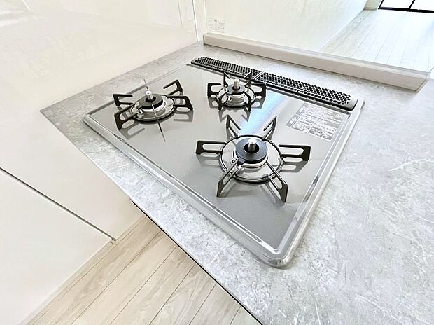 【その他設備(Ｓｉセンサーコンロ)】◆１号棟◆ガスコンロはＳｉセンサー搭載。火力調節や焦げ付き・消し忘れも防いでくれます。