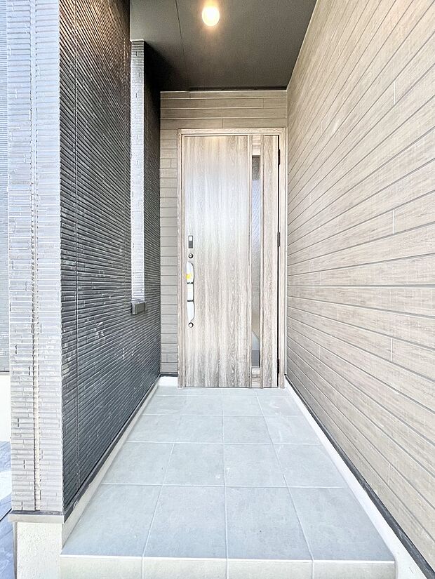 【玄関】玄関前は雨が降っても濡れにくい屋根付き