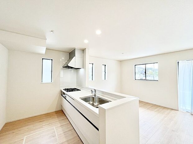 【ダイニングキッチン】◆C号棟◆～Kitchen～　「さぁ今日は何を作ろう」こんなキッチンなら思いっきり料理ができちゃいます。キッチンからはリビングが一望できます。家族がつながるお家がここにございます。