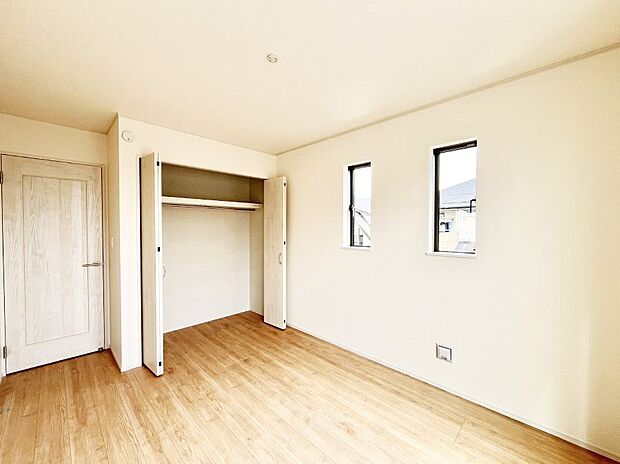 【寝室】◆C号棟◆～Bed Room～  全居室には収納クローゼットを完備！普段使いのお洋服や小物はもちろん、季節物のお洋服などもしっかりと整理整頓おしまい頂けます。  居室空間を広く使用できますね。
