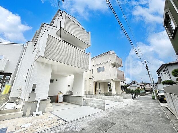 【前面道路含む現地写真】前面道路：南西 4m 公道  前面道路は閑静な住宅地をはしる車通りの少ない道路。  駐車の出し入れもらくらくです！ご不明点・現地見学のご希望は、お気軽にお問い合わせください！