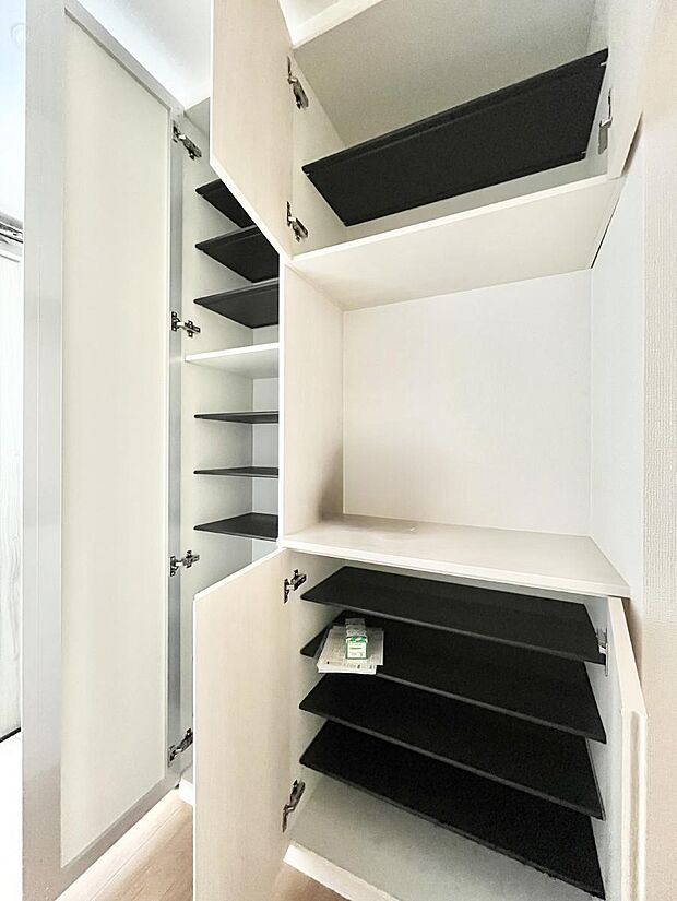 【その他設備()】◆３号棟◆玄関をスッキリ・清潔に見せる豊富な収納スペースです。