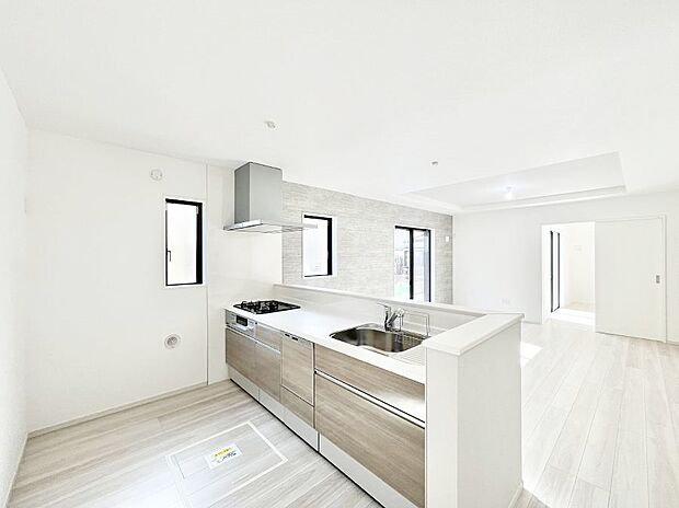 【ダイニングキッチン】～Kitchen～　自然光が入る窓のあるキッチン☆毎日使う場所だからこそ、使い勝手を考慮しました。ゆったりとしたキッチンコーナーは質感豊かな仕上がりとなっております。