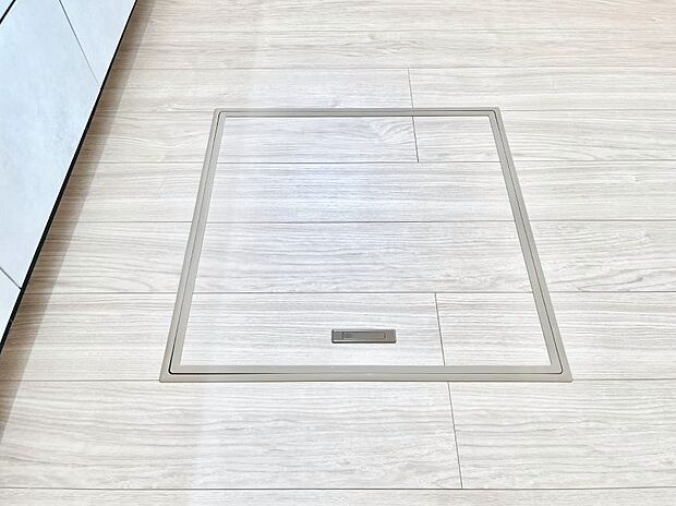 【その他設備(床下収納)】床下収納付き！日用品・非常用品の収納にも大活躍。